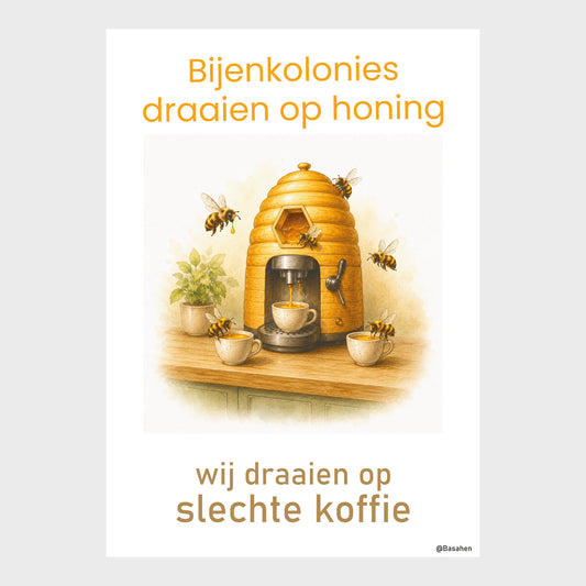 Kantoorposter met bijen rond een koffieautomaat in de vorm van een bijenkorf en de tekst ‘Bijenkolonies draaien op nectar – wij draaien op slechte koffie’.