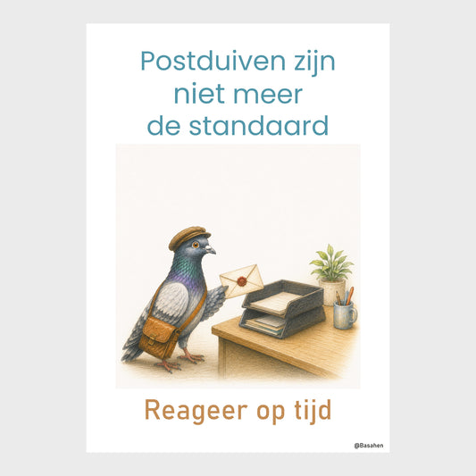 Kantoorposter met postduif met pet, schoudertas en envelop bij postbakken en de teksten ‘Postduiven zijn niet meer de standaard’ en ‘Reageer op tijd’.