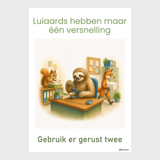 Kantoorposter met luiaard achter een bureau met papier en nietmachine, met de teksten ‘Luiaards hebben maar één versnelling’ en ‘Gebruik er gerust twee’.