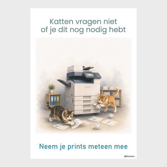 Kantoorposter met twee katten die bij een printer spelen met achtergelaten printjes en proppen papier, met de teksten ‘Katten vragen niet of je dit nog nodig hebt’ en ‘Neem je prints meteen mee’.