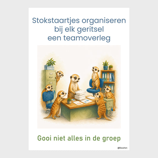 Kantoorposter met een groep stokstaartjes rond een bureau met documenten en de tekst ‘Gooi niet alles in de groep’.