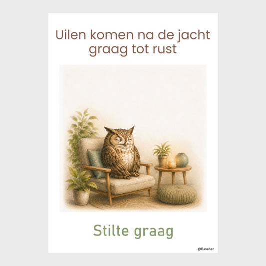Kantoorposter met rustende uil met gesloten ogen in een fauteuil, omringd door planten, met de tekst ‘Stilte graag’.