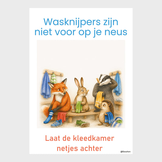 Kantoorposter met vos, konijn, das en egel met wasknijpers op hun neus in een rommelige kleedkamer, met de tekst ‘Laat de kleedkamer netjes achter’.