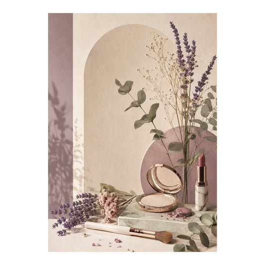 Poster met lavendel, gipskruid, eucalyptus, poederdoos, lipstick en make-upkwast in zachte crème-, roze- en lila tinten.
